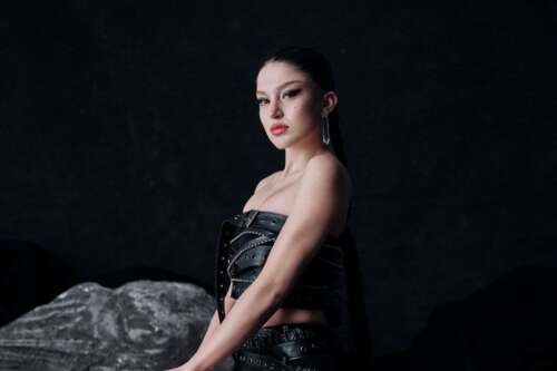 Aslı&nbsp;Tek başına