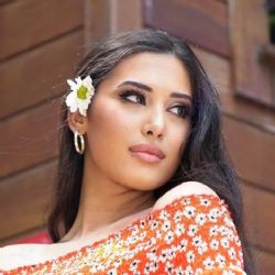 Azra Yünlü&nbsp;Yaz Geliyor