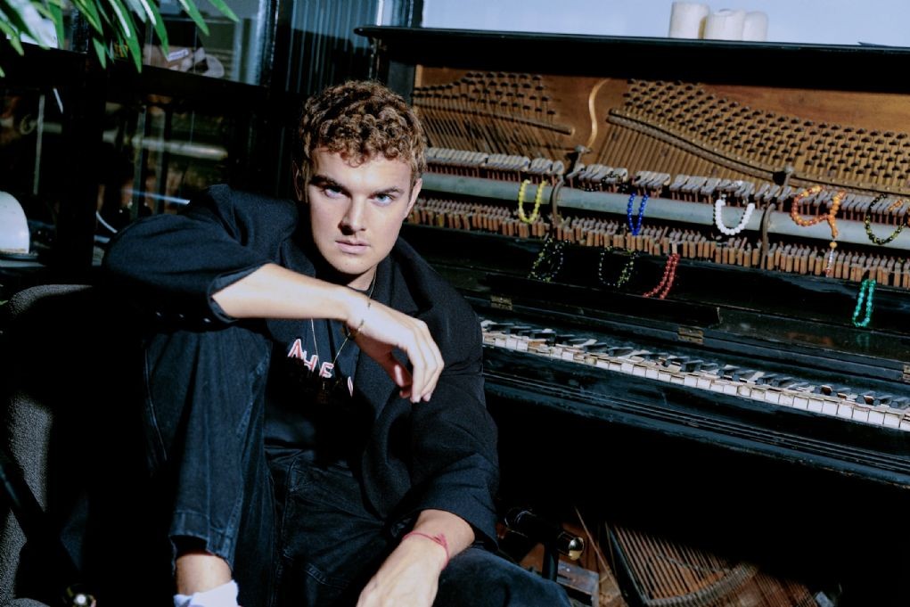 Cem Yenel&nbsp;Giderken