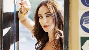 Defne Samyeli&nbsp;LOVE