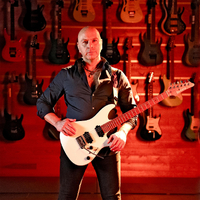 Demir Demirkan&nbsp;İki Dünya Arasında