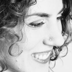 Derya Tezcan&nbsp;Yüce Dağ Başında Yanar Bir Işık