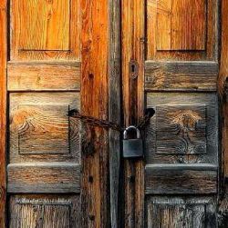 Eski Kapı&nbsp;Bir Yalan