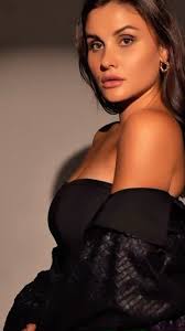 İzel Sezer&nbsp;Döndür Başımı