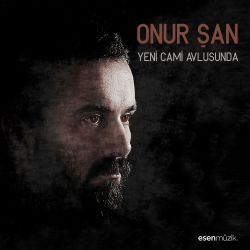 Onur Şan&nbsp;Yeni Cami Avlusunda
